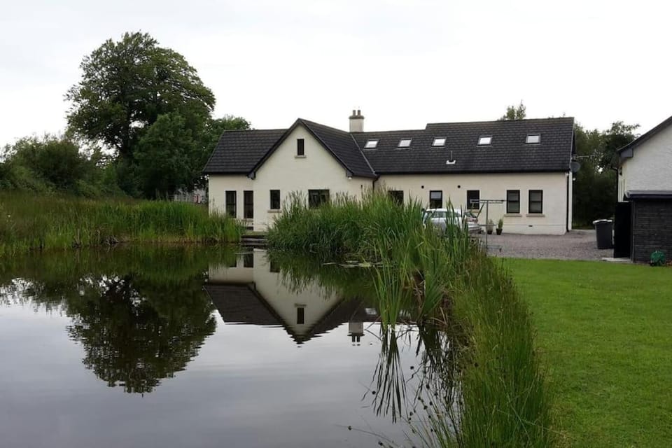Kilskeery Lodge, modern country house with hot tub Villa in Northern Ireland