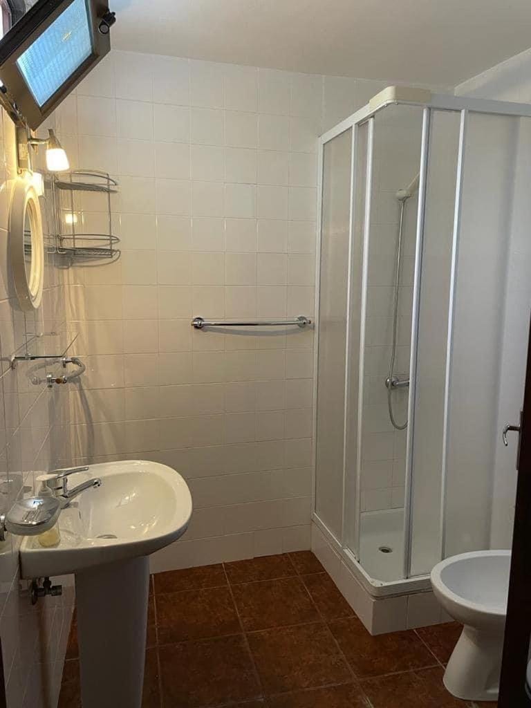 Shower, Toilet