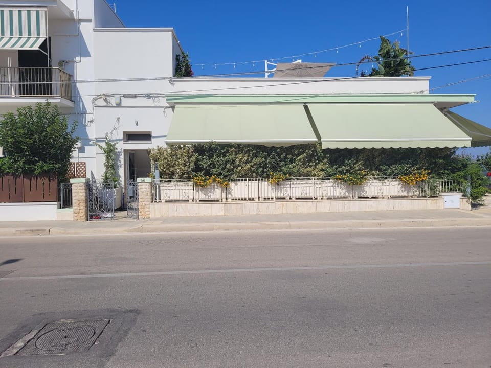 Facade/entrance, View (from property/room)