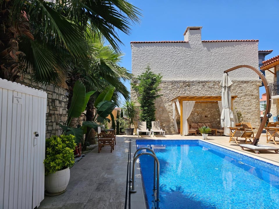 Property building, Day, Pool view, Swimming pool, sunbed