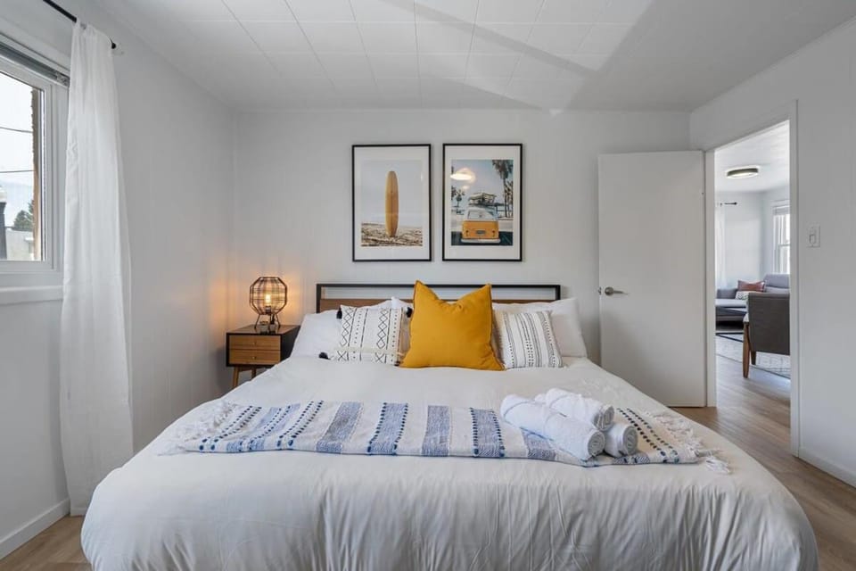 The Hidden Loft I 5-min Walk 2 Beach I DT I 55 TV Apartment in Sylvan Lake