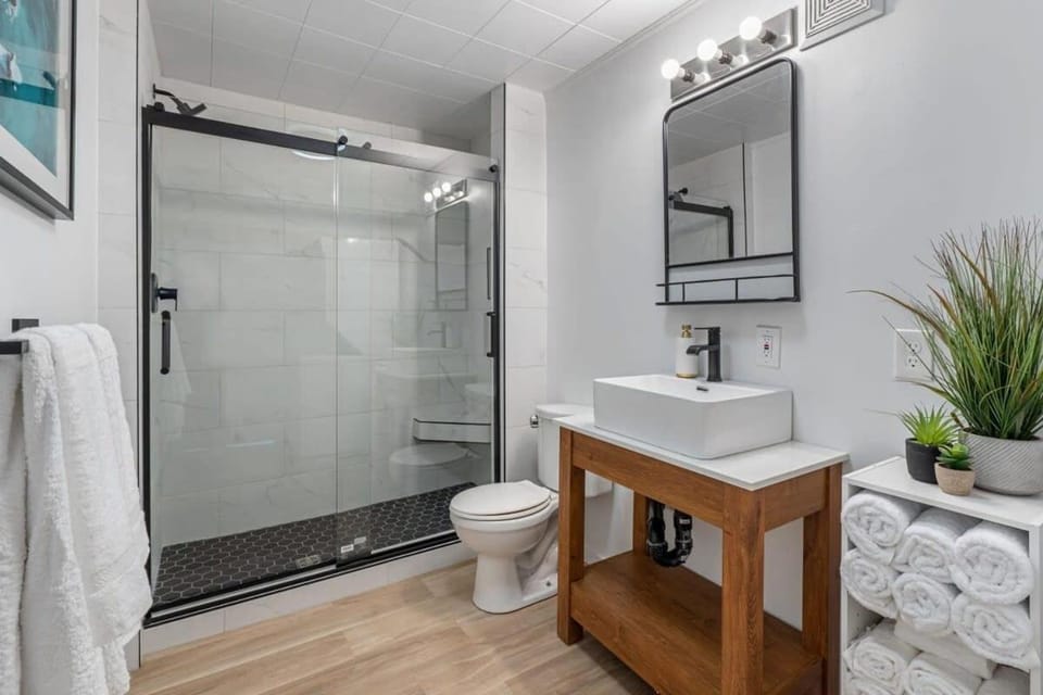 The Hidden Loft I 5-min Walk 2 Beach I DT I 55 TV Apartment in Sylvan Lake