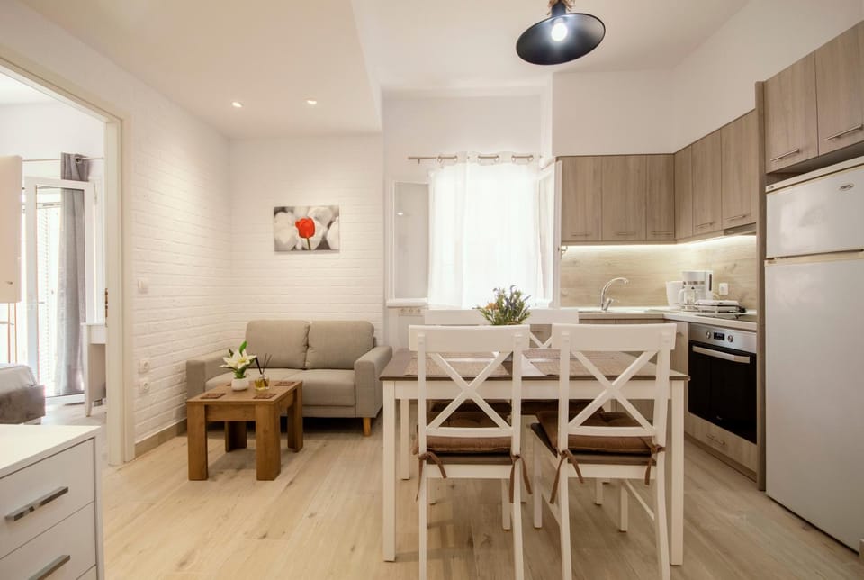 Kitchen or kitchenette, Seating area, Dining area