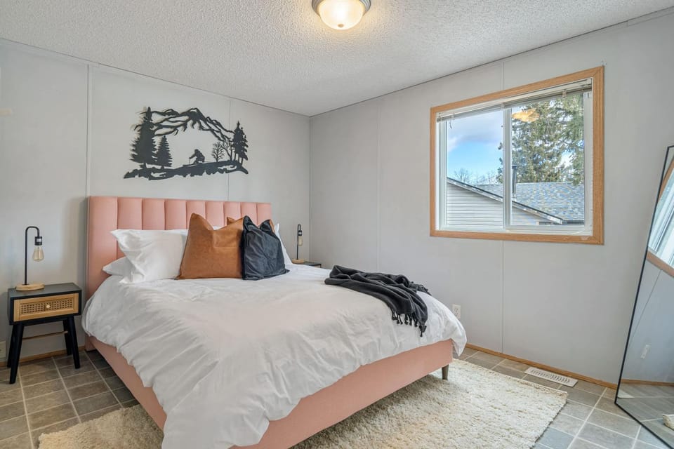 Mountain Time I Powderkeg I Firepit l King Bed House in Crowsnest Pass