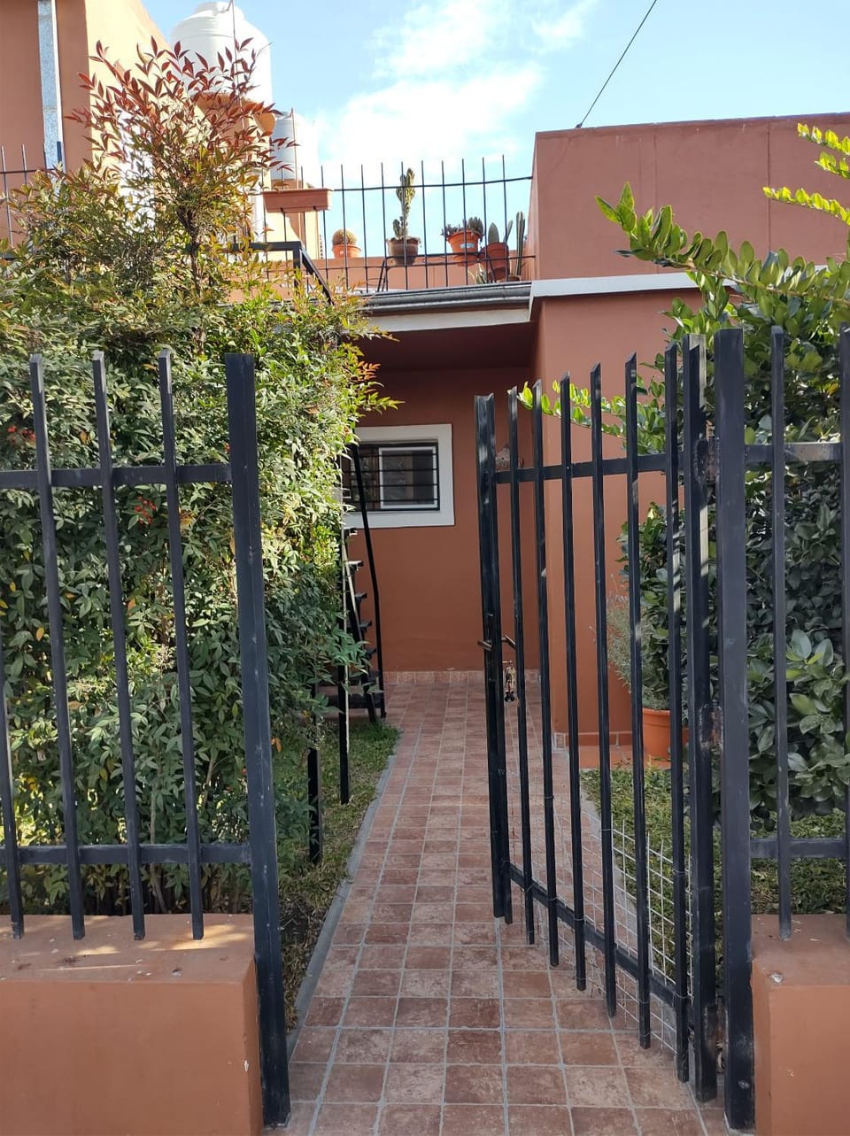 Property building, Facade/entrance, Day, Balcony/Terrace