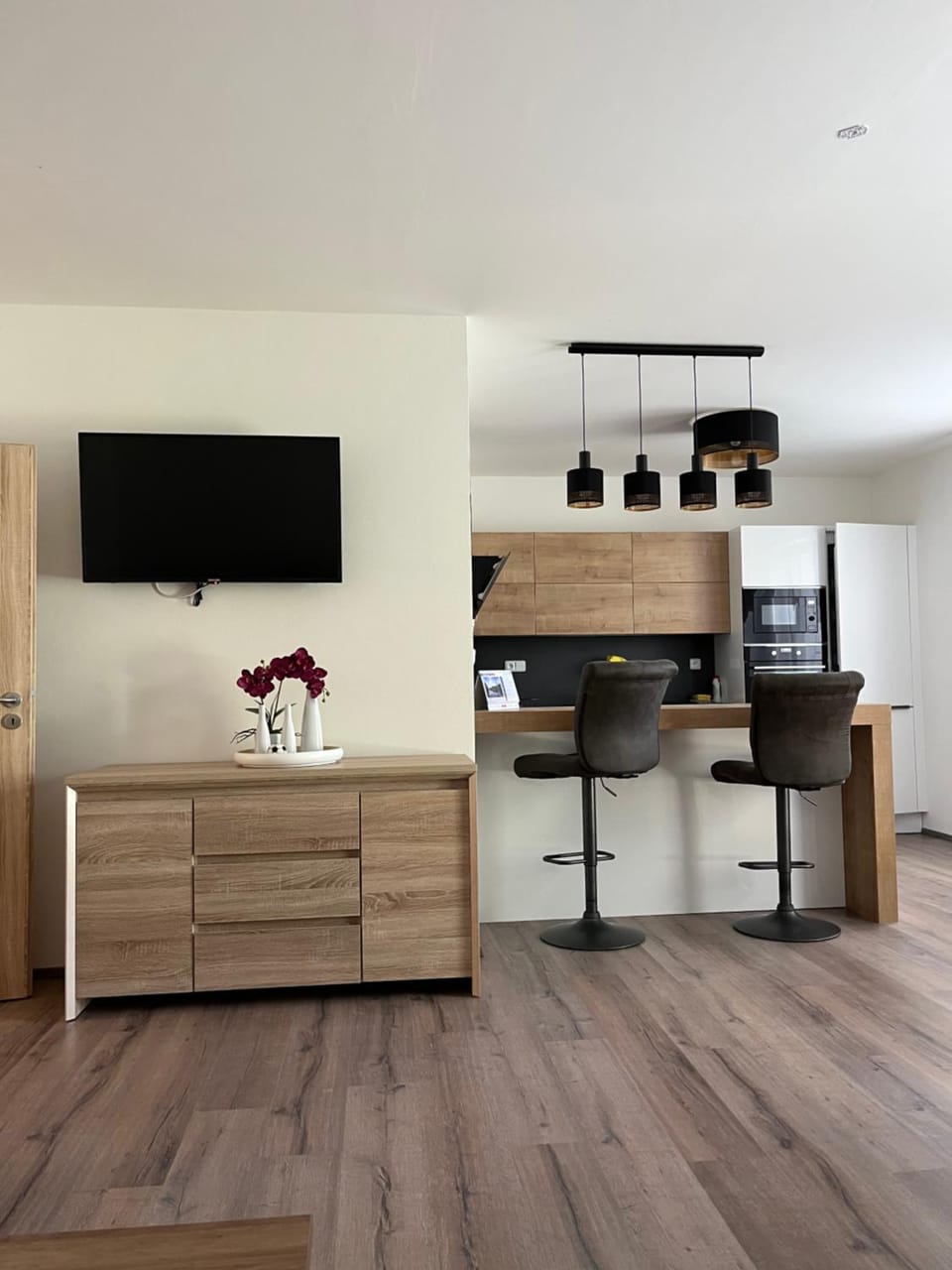 Communal lounge/ TV room, kitchen