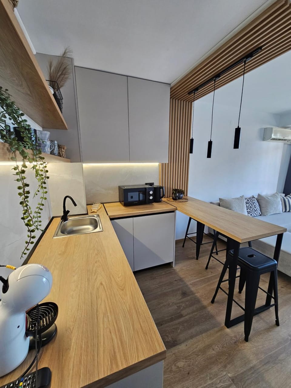 Coffee/tea facilities, Kitchen or kitchenette, microwave, minibar, stove