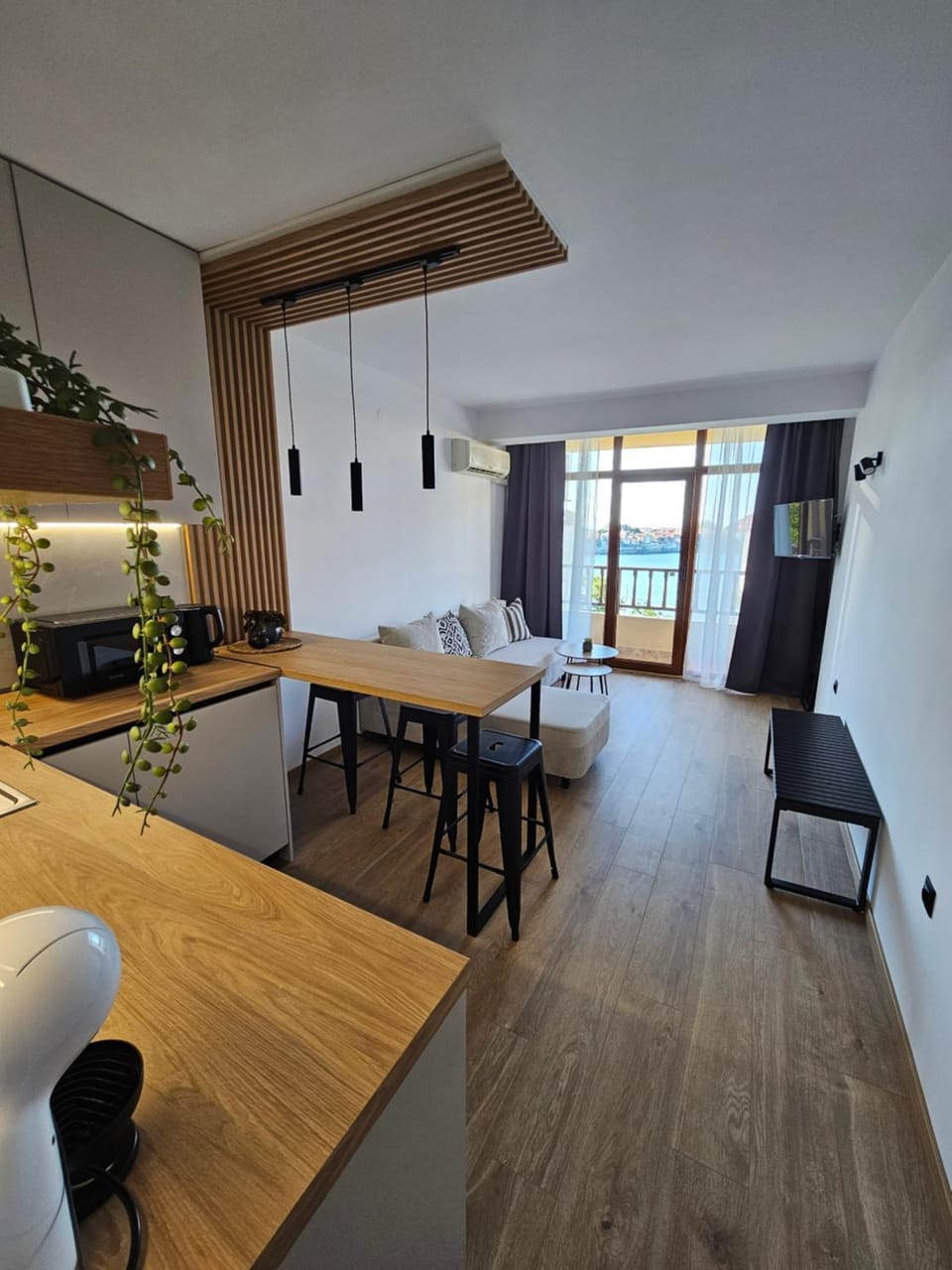 TV and multimedia, Coffee/tea facilities, Kitchen or kitchenette, Living room, Seating area, microwave, minibar, stove