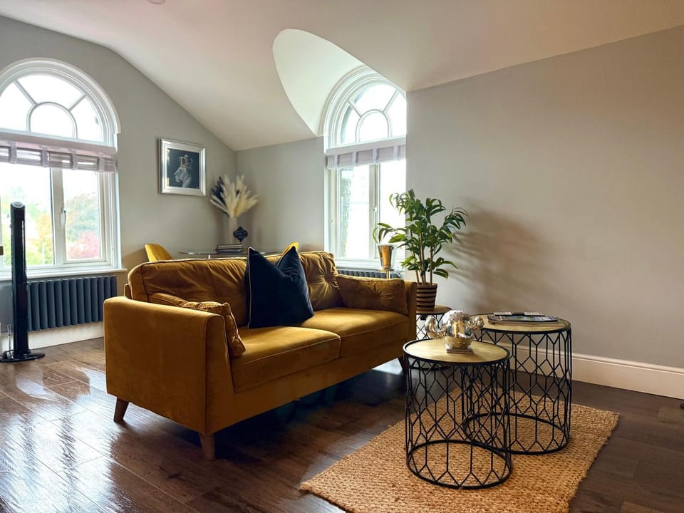 TV and multimedia, Living room, Seating area, City view