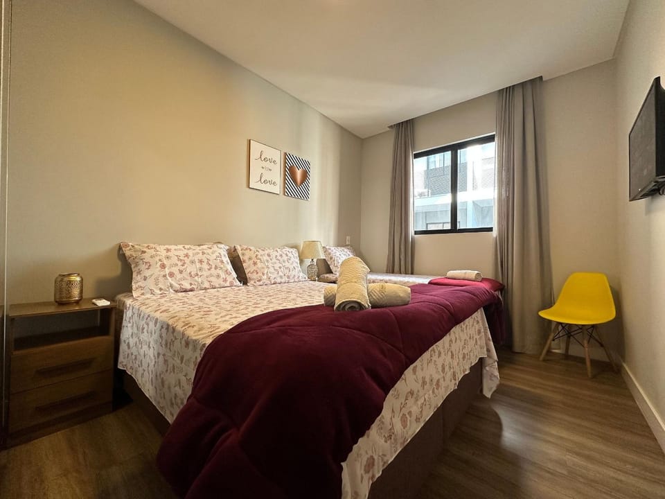 Bed, TV and multimedia, Bedroom, towels