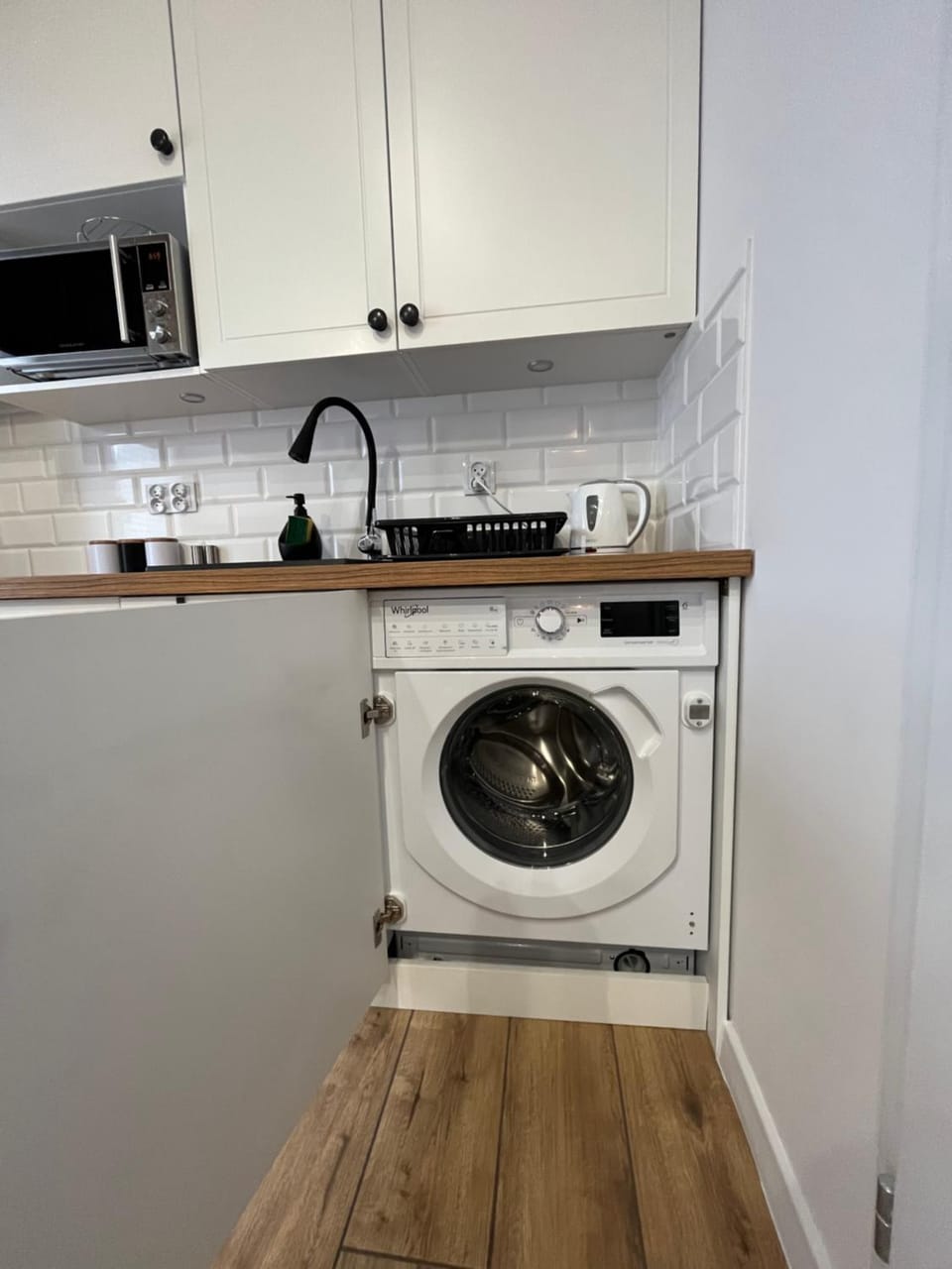 Kitchen or kitchenette, washing machine