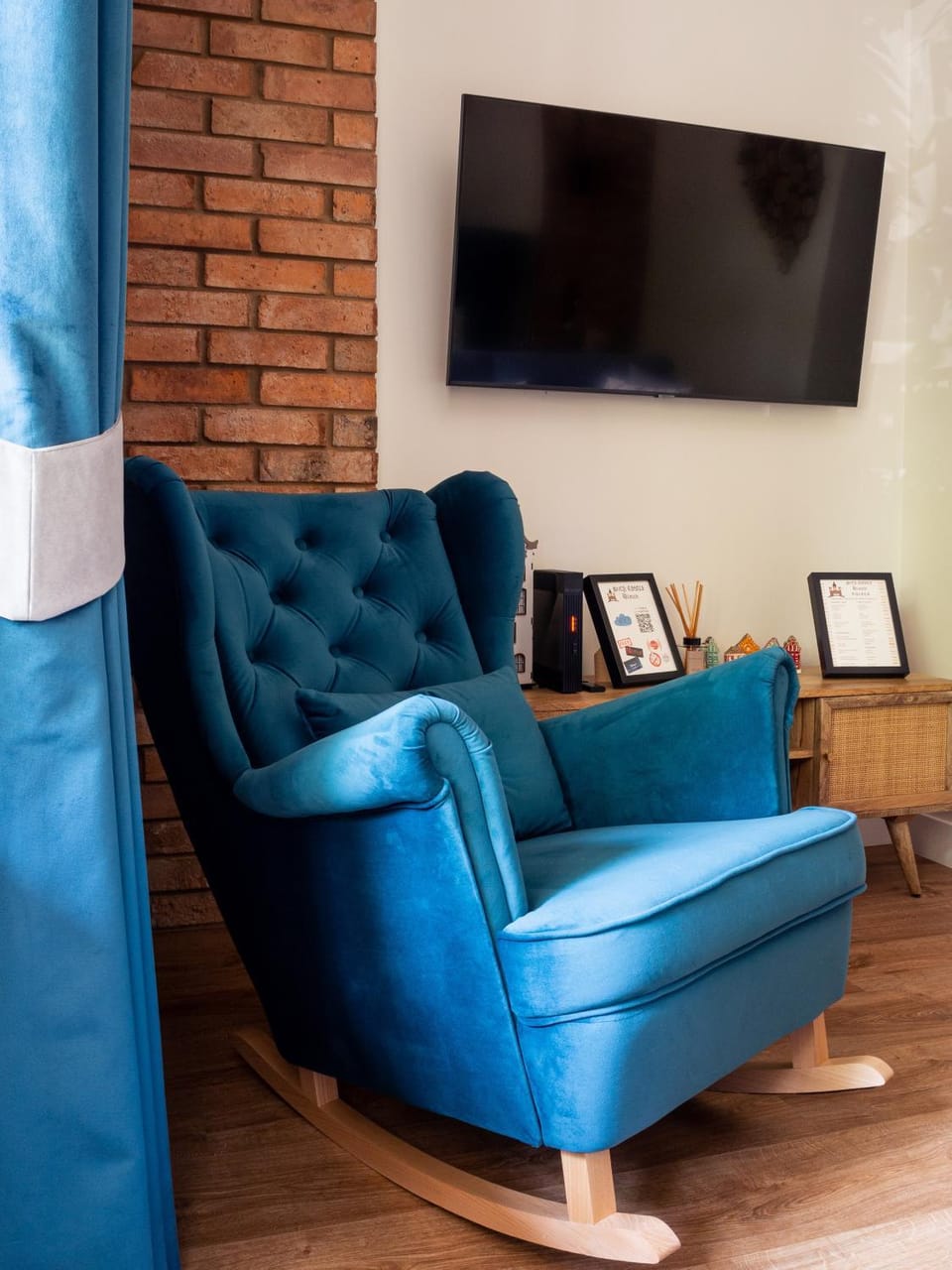 TV and multimedia, Living room, Seating area, Evening entertainment