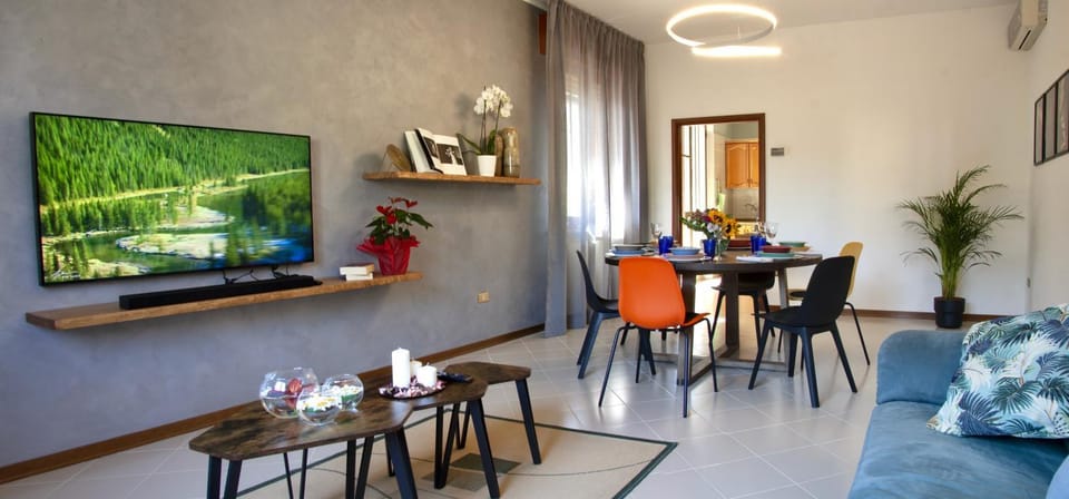 Communal lounge/ TV room, TV and multimedia, Living room, Lounge or bar, Seating area, Floor plan, Dining area, Evening entertainment