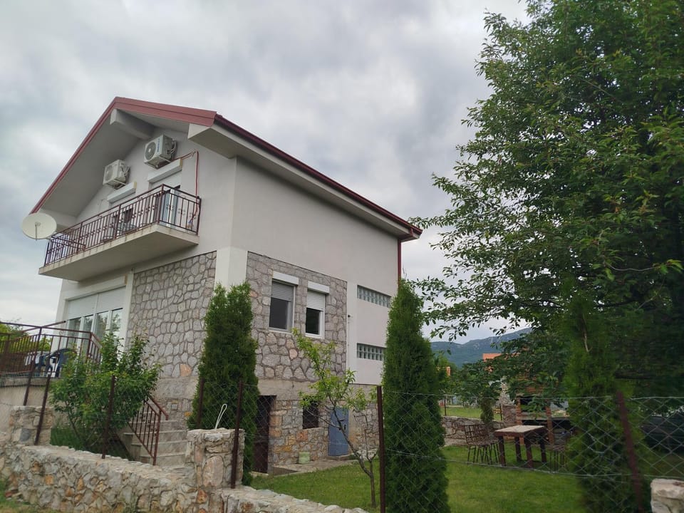 Aleks Lake View Apartment Villa in Municipality of Ohrid, North Macedonia