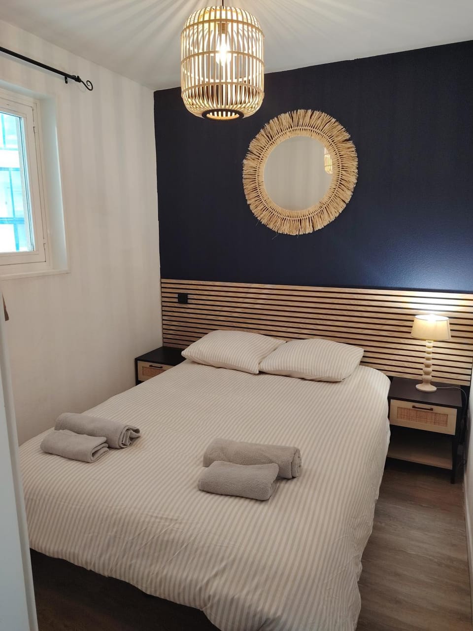 Bed, Bedroom, towels