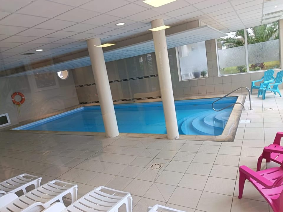 Swimming pool, sunbed