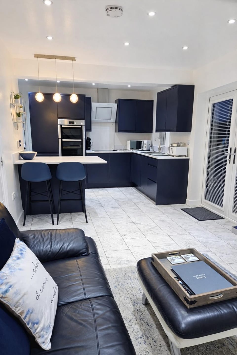 Kitchen or kitchenette, Living room, Seating area, oven, stove