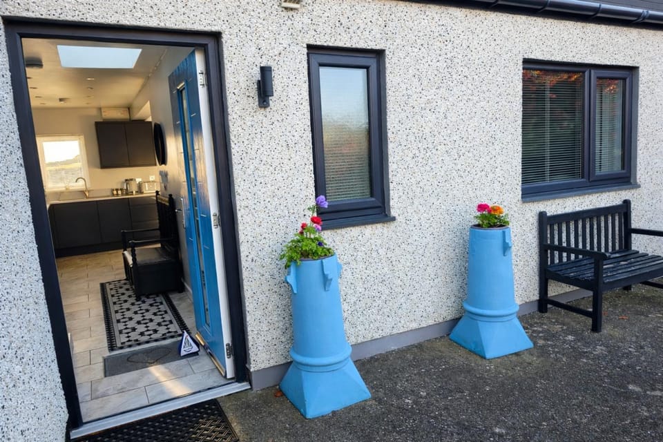 Facade/entrance, Kitchen or kitchenette