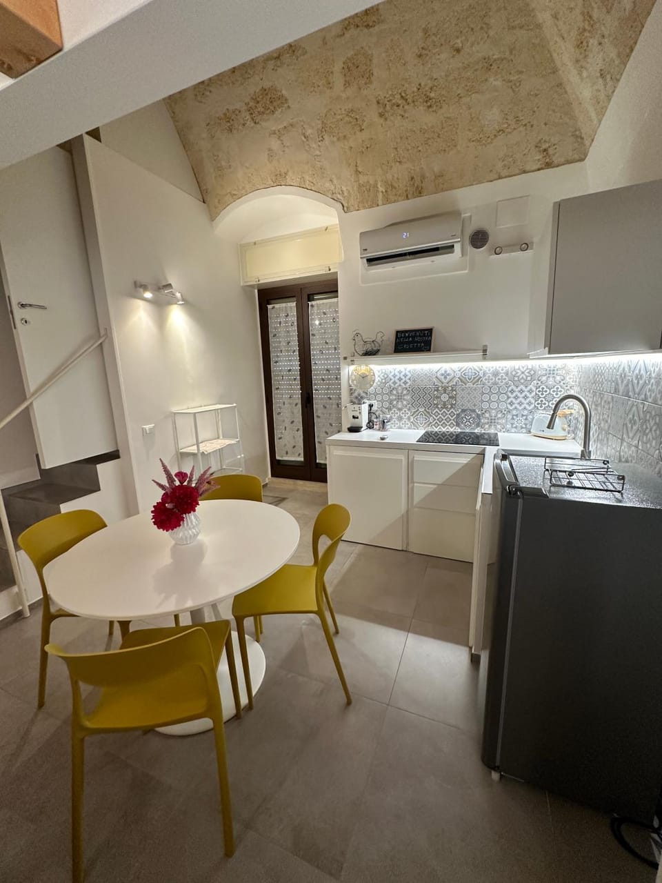 Kitchen or kitchenette, Seating area, Dining area