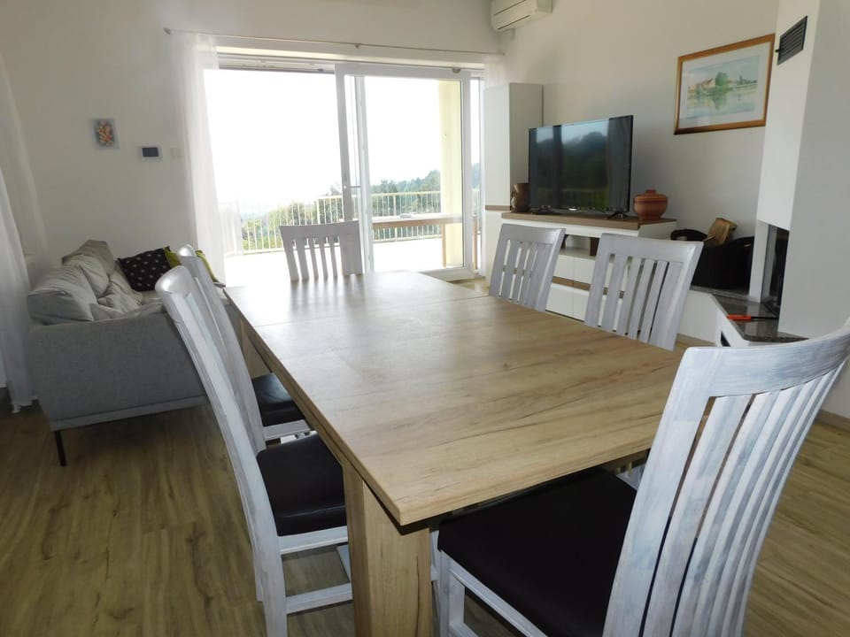 TV and multimedia, Living room, Seating area, Dining area