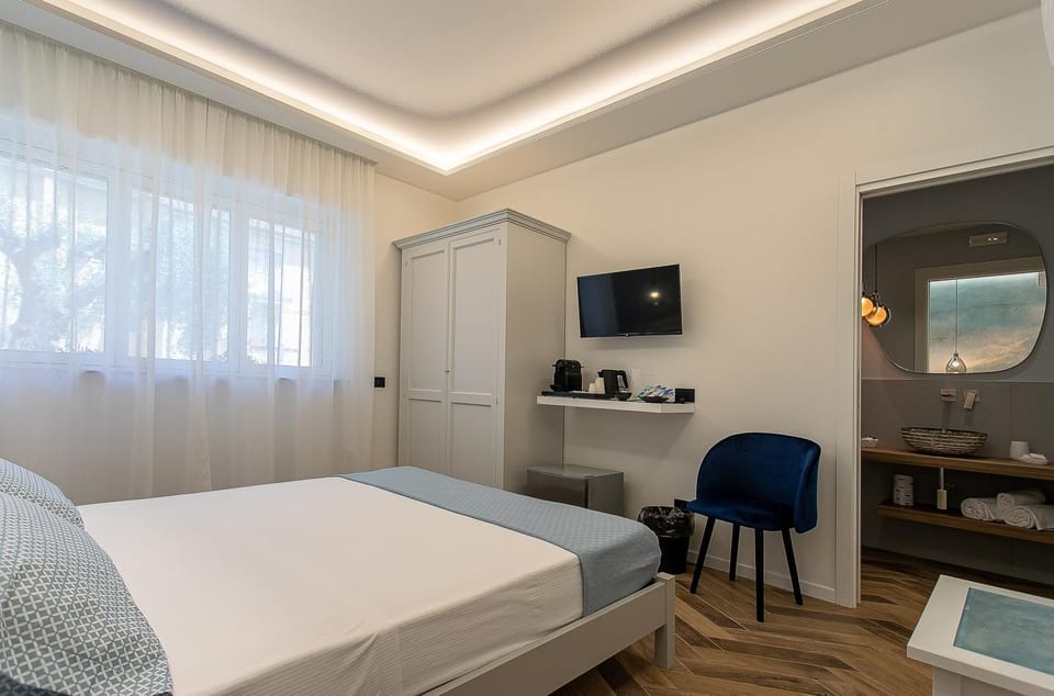 Bed, TV and multimedia, Photo of the whole room, Bedroom