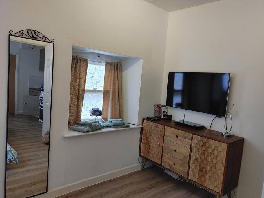 Cosy Flat in a Pretty Town. Apartment in South Somerset District