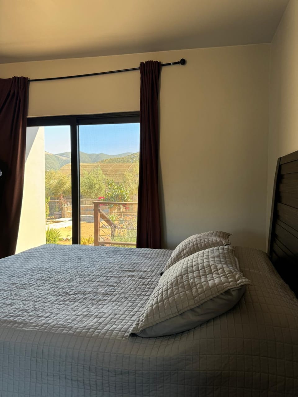 Bedroom, Mountain view