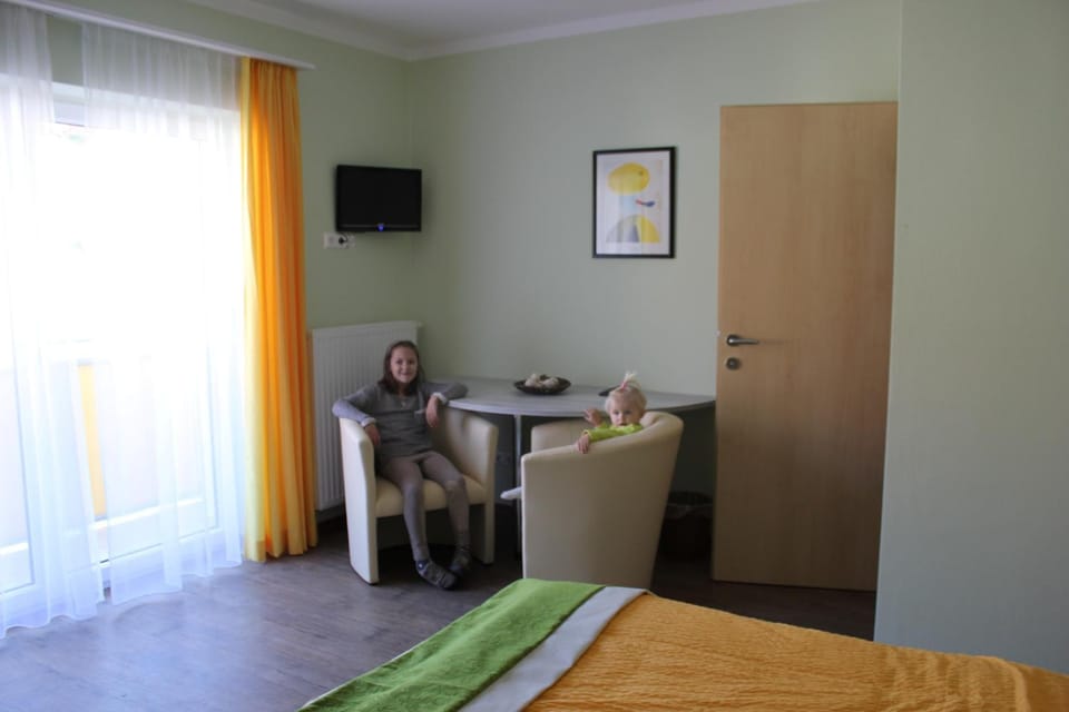 Photo of the whole room, Decorative detail, Garden view, Family