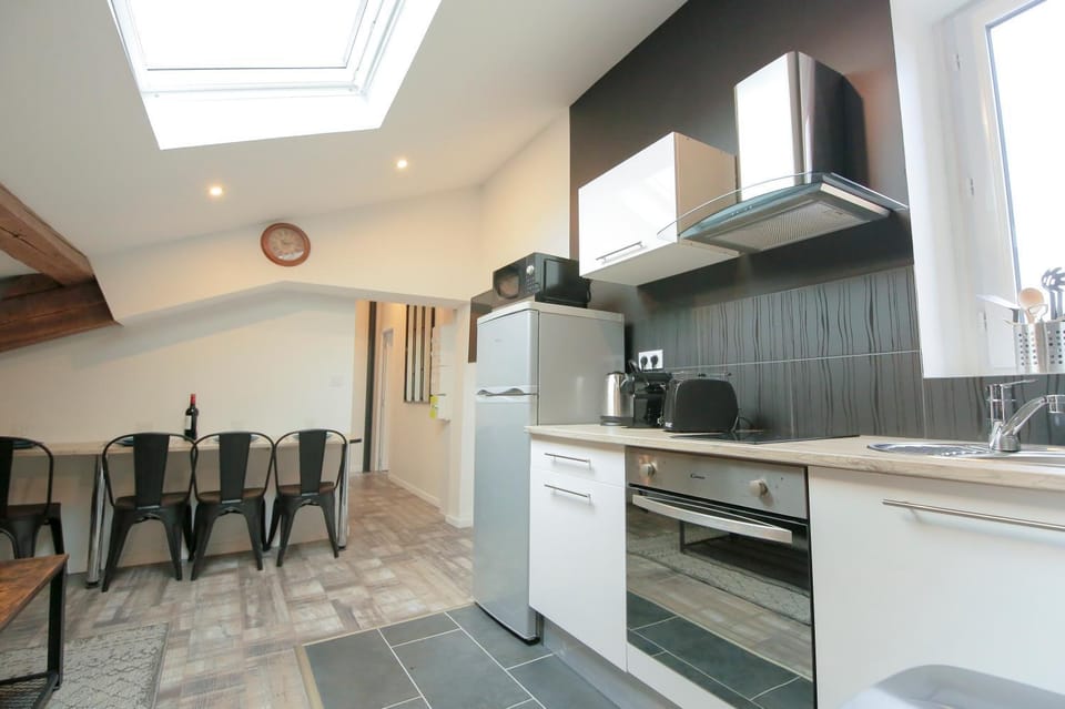 Kitchen or kitchenette, Dining area