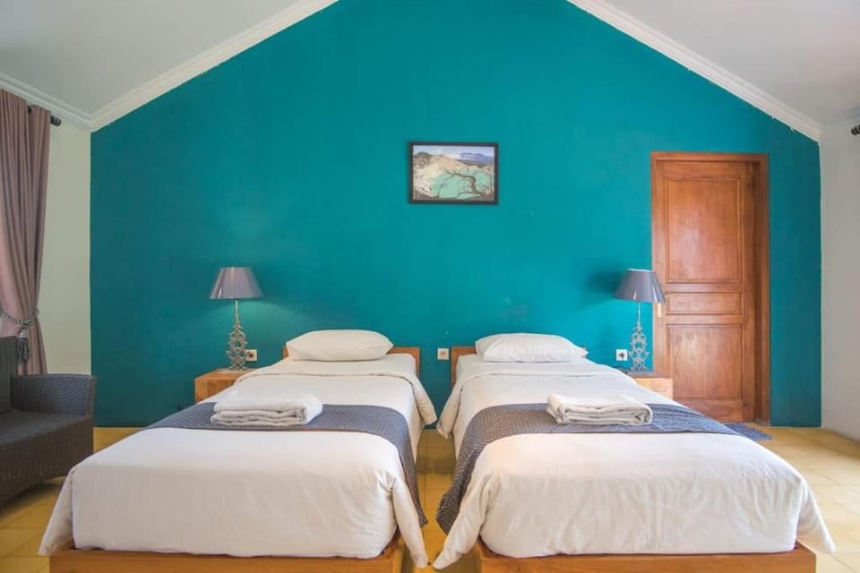 Bed, TV and multimedia, Photo of the whole room, Decorative detail, Seating area, Bedroom, Family