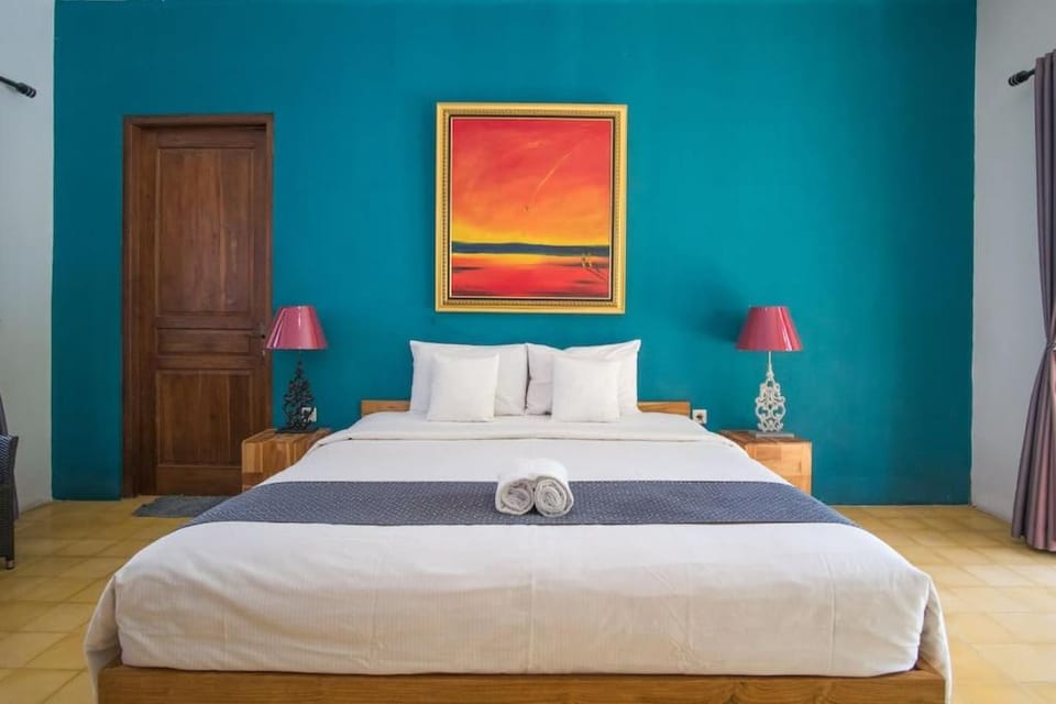 Communal lounge/ TV room, Bed, Day, Summer, TV and multimedia, View (from property/room), Other, Photo of the whole room, Decorative detail, Seating area, Bedroom, On site, Family