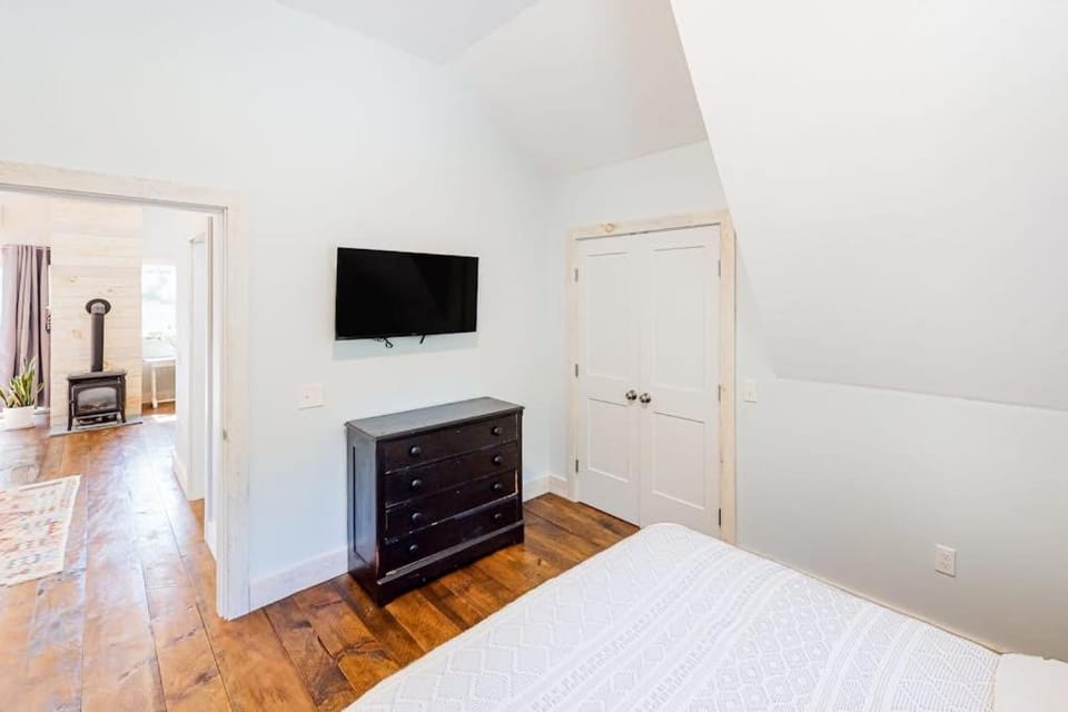 Bed, TV and multimedia, Bedroom