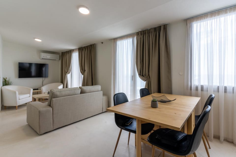 Communal lounge/ TV room, TV and multimedia, Living room, Seating area, Dining area, Evening entertainment, air conditioner