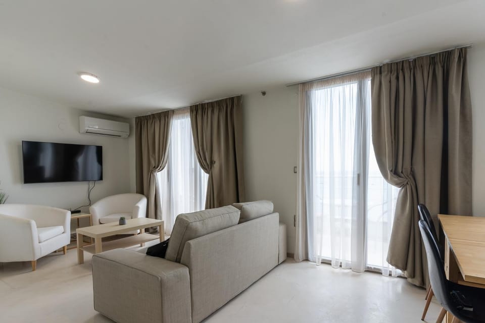 Communal lounge/ TV room, TV and multimedia, Living room, Seating area, Evening entertainment, air conditioner