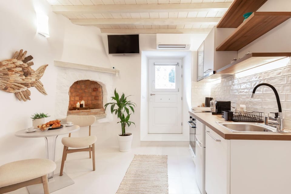 Seating area, flat iron, kitchen