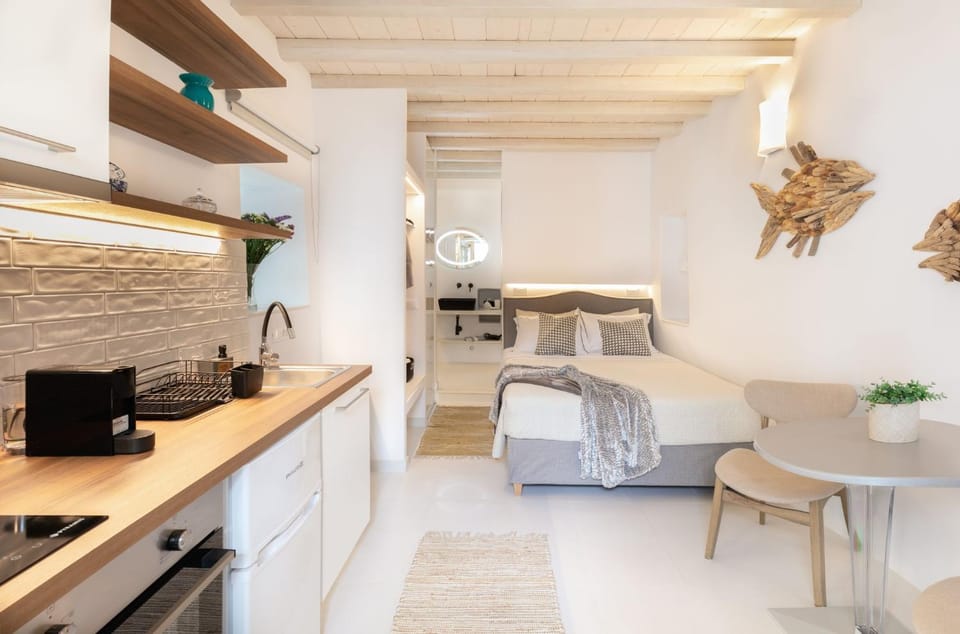 Bed, Seating area, kitchen