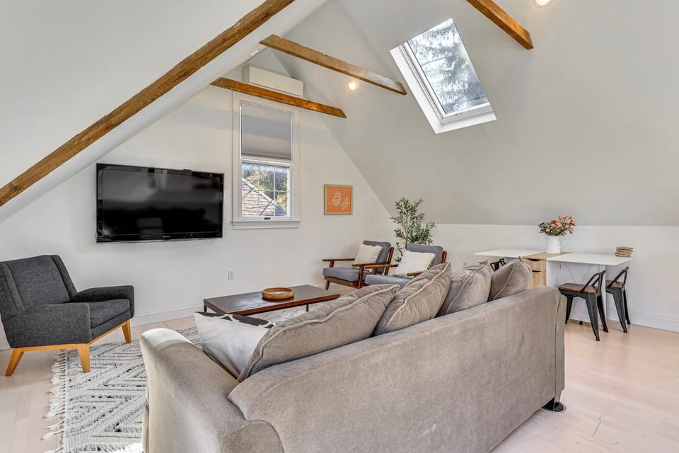 Steps to NYC Train! Charming Carriage House Loft House in Glen Ridge