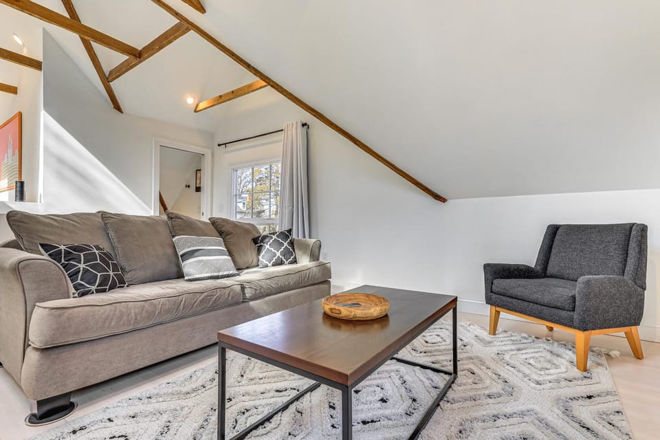 Steps to NYC Train! Charming Carriage House Loft House in Glen Ridge