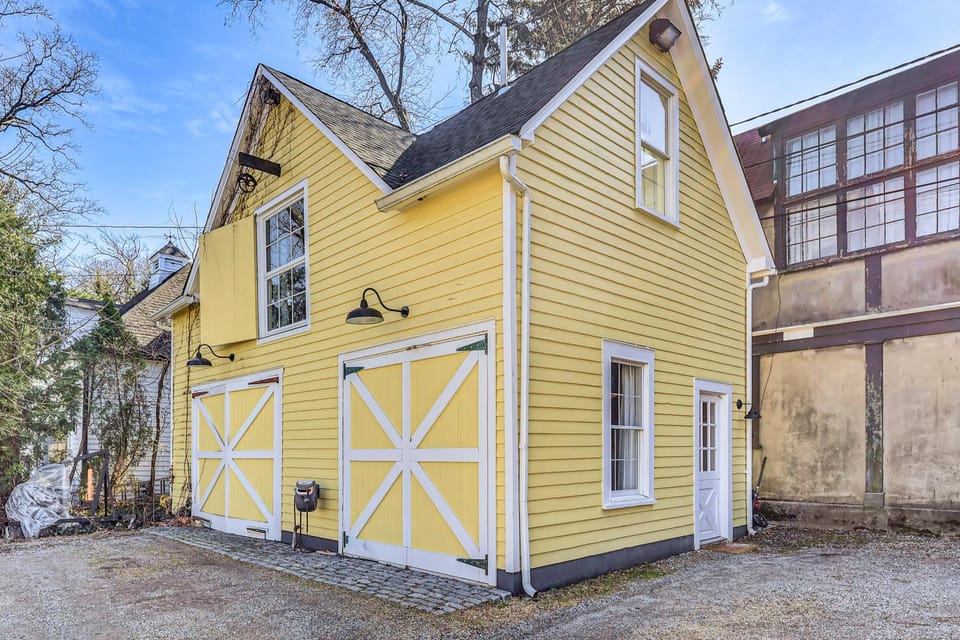 Steps to NYC Train! Charming Carriage House Loft House in Glen Ridge
