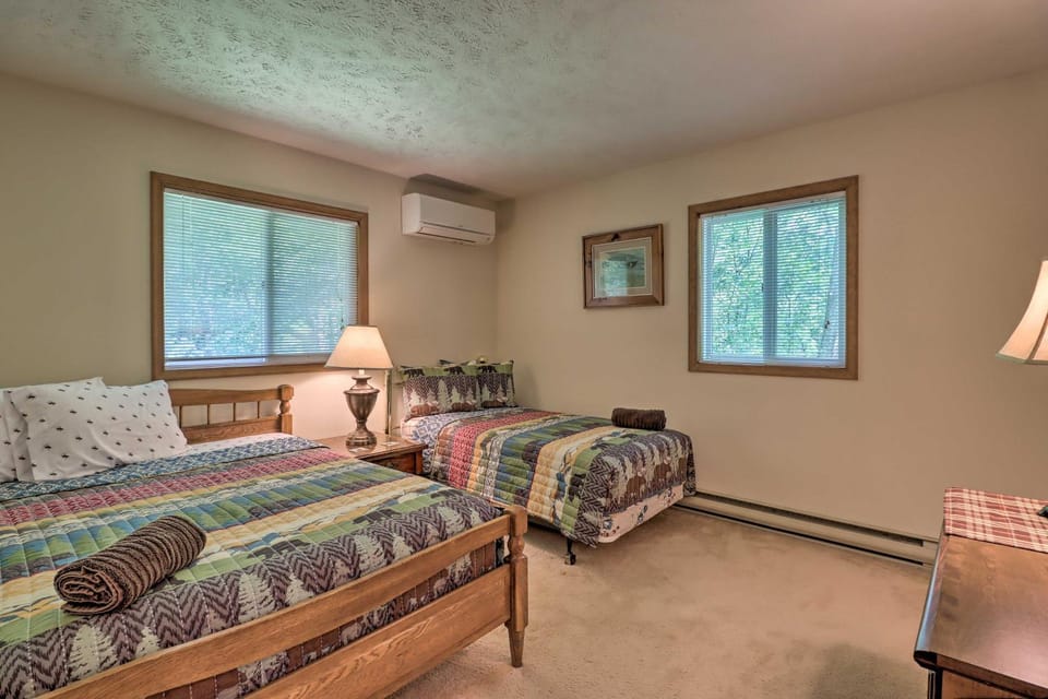 Deck & Resort Amenities: Pocono Lake Home House in Coolbaugh Township