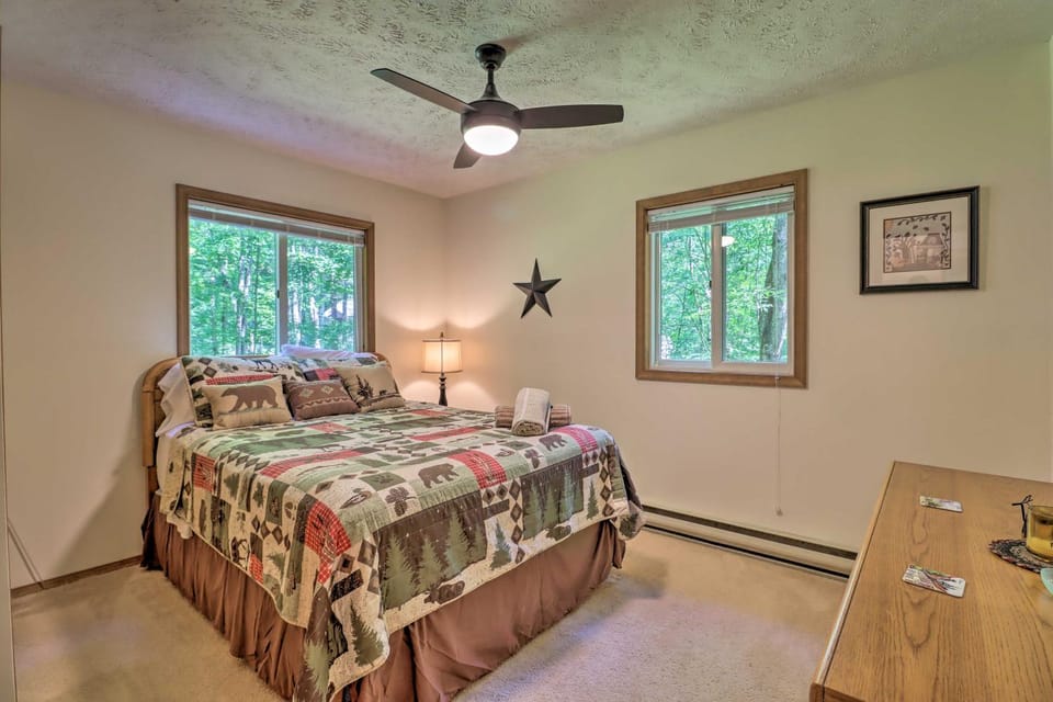 Deck & Resort Amenities: Pocono Lake Home House in Coolbaugh Township