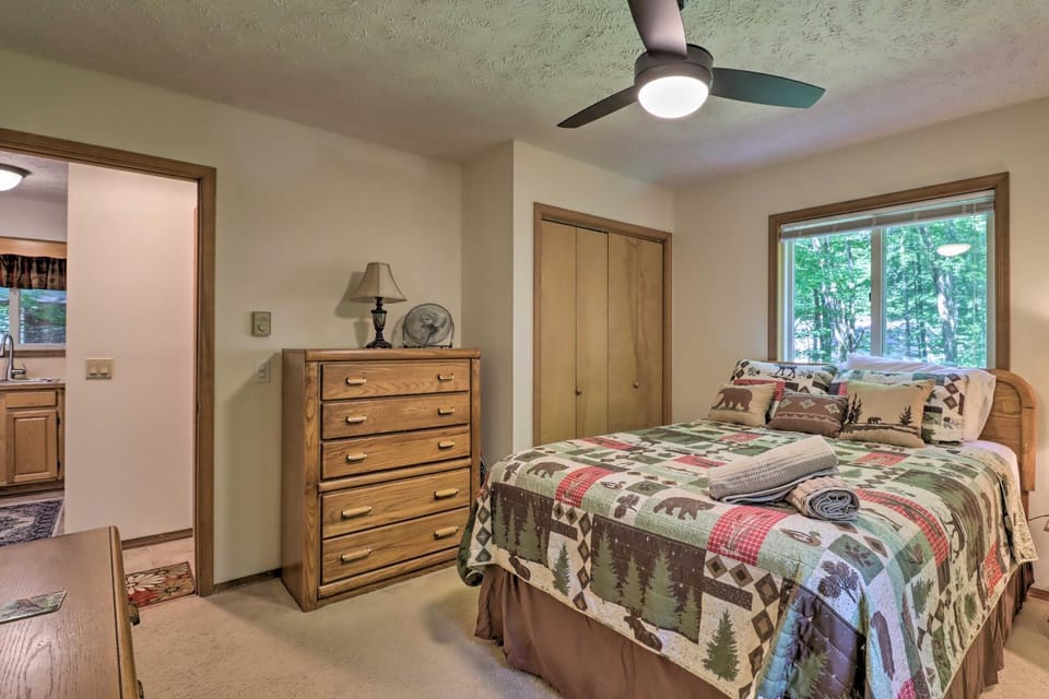 Deck & Resort Amenities: Pocono Lake Home House in Coolbaugh Township