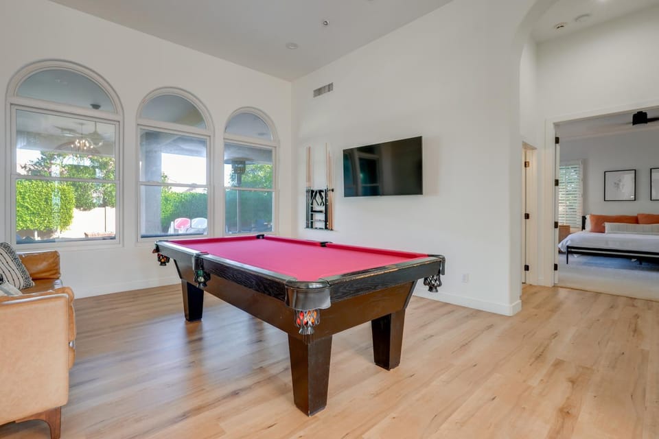 Pool Table, Putting Green: Luxury Oasis in Mesa House in Mesa