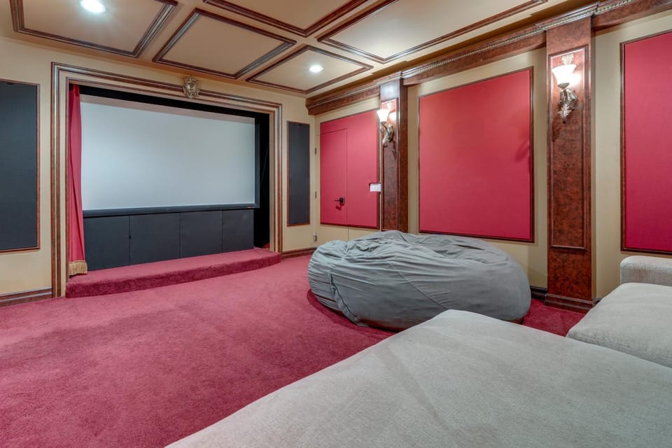 Pool Table, Putting Green: Luxury Oasis in Mesa House in Mesa