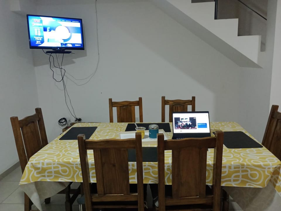 TV and multimedia, Living room, Seating area, Dining area