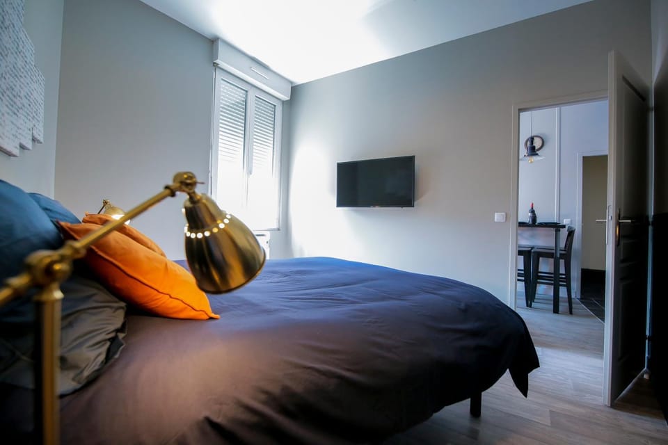 Photo of the whole room, Bedroom