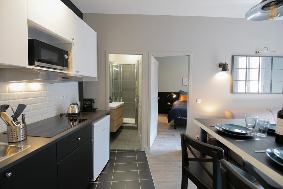 Kitchen or kitchenette, Dining area