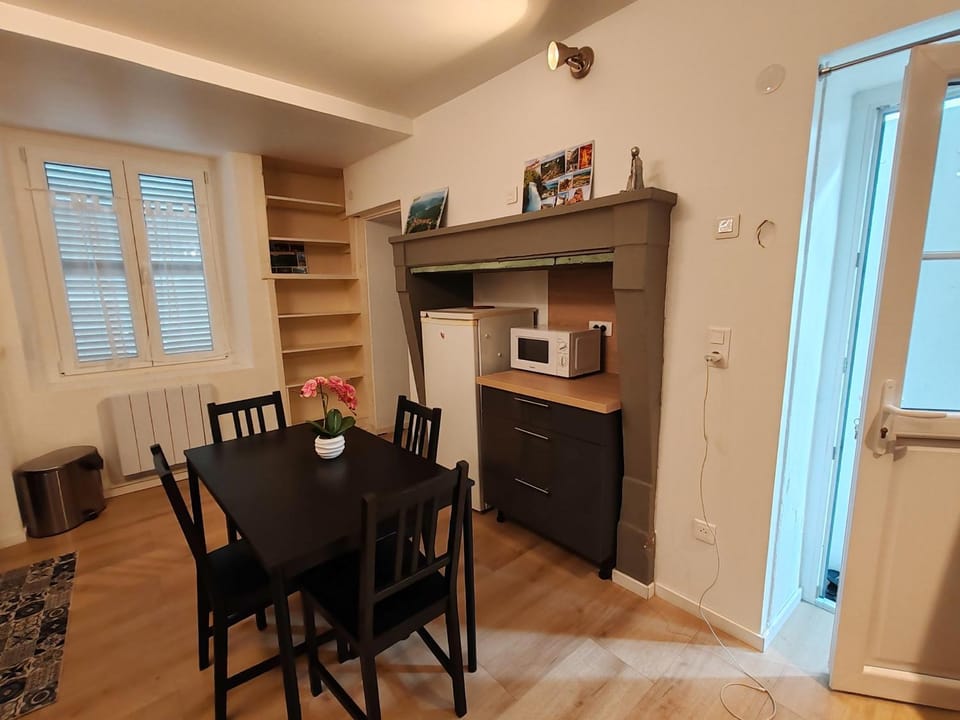 Kitchen or kitchenette, Dining area, oven, pet friendly, stove, toaster