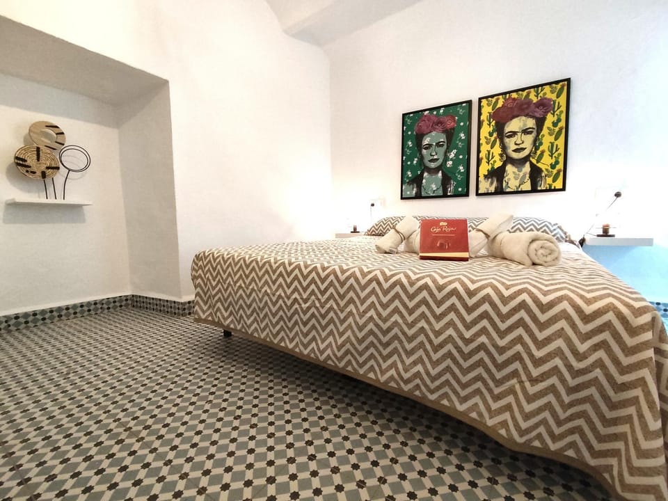 Bed, Photo of the whole room, Decorative detail, Bedroom, towels