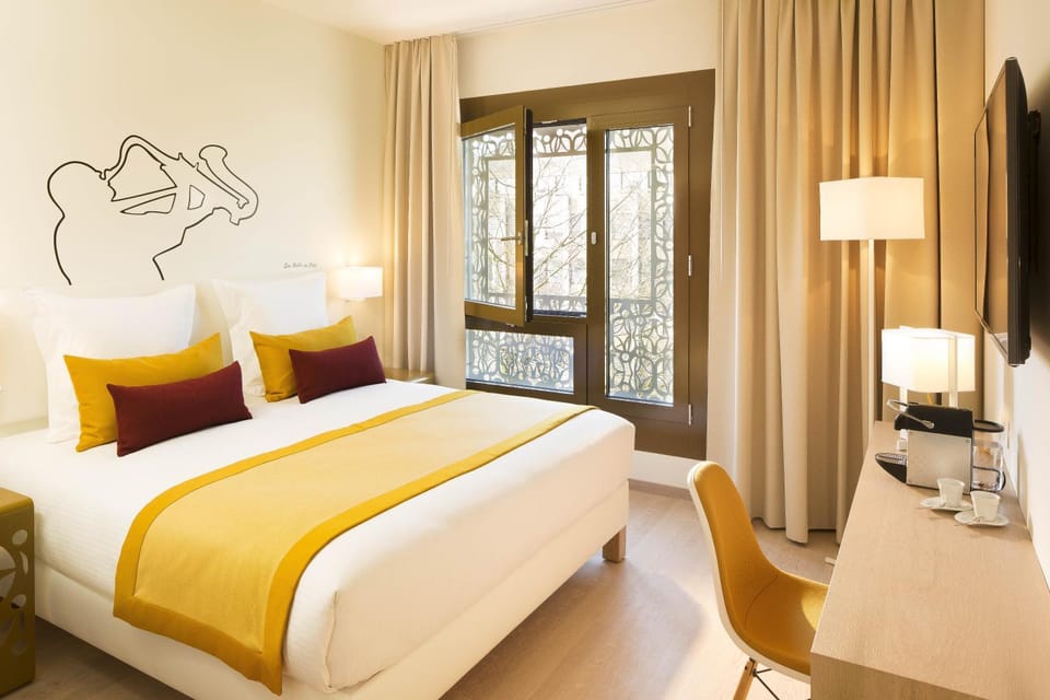 Bed, Photo of the whole room, Decorative detail, Bedroom